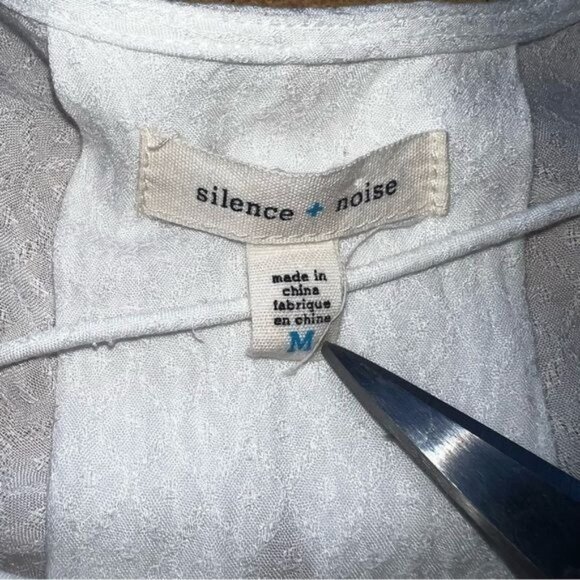 Silence + Noise White Wrap Blouse Womens M V-Neckline Long Sleeve Textured Rayon - Picture 5 of 10